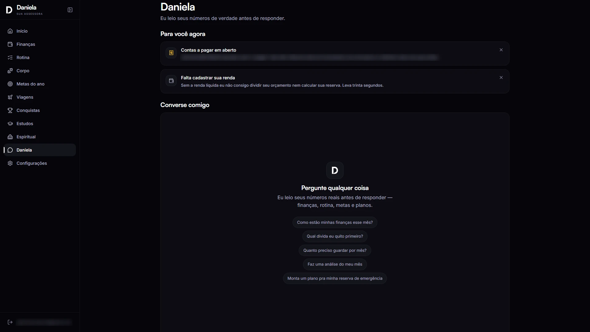 Chat screen with the Daniela assistant, showing alerts and suggested questions